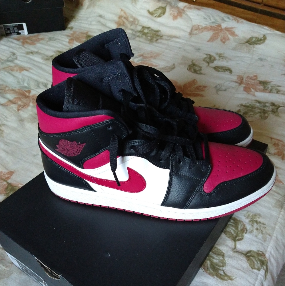 Nike Air Jordan 1 Mid Bred Toe